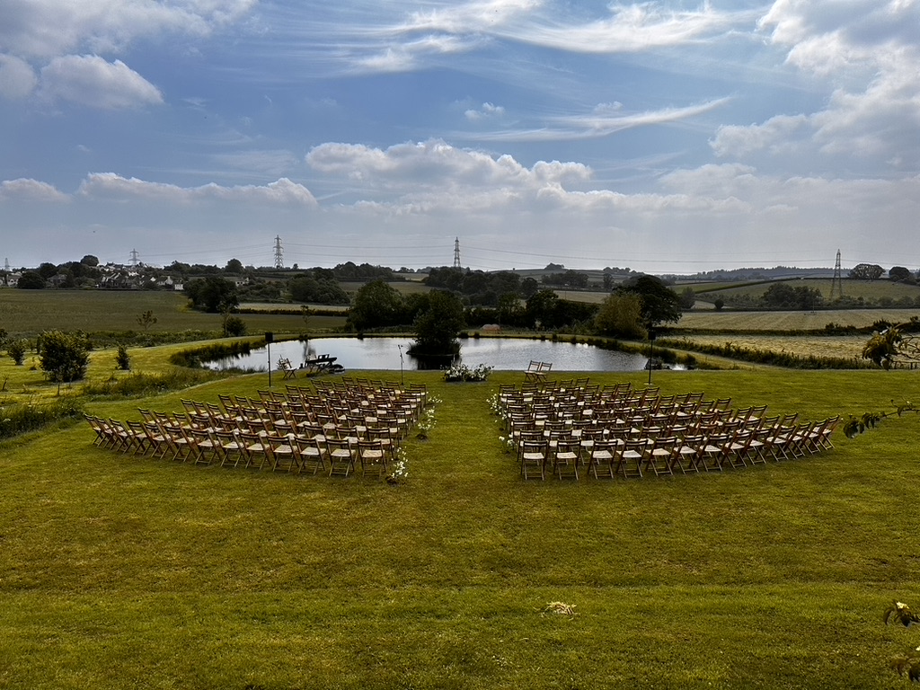Outdoor wedding ceremony overlooking the lake at ANRÁN